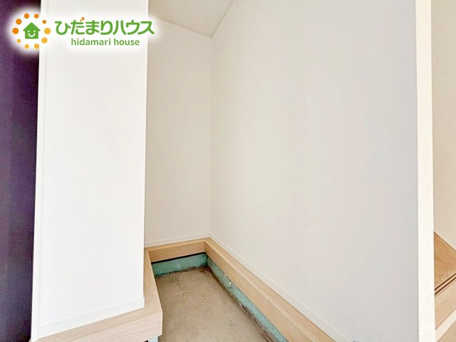 靴以外にもゴルフバックやベビーカーを置くことができ、　散らかりがちな玄関もスッキリします。