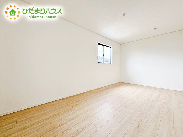 壁紙はシンプルで清潔なホワイトで統一しています。朝の光をたっぷり浴びながら一日をスタート！目覚めは明るくあたたかな場所で。