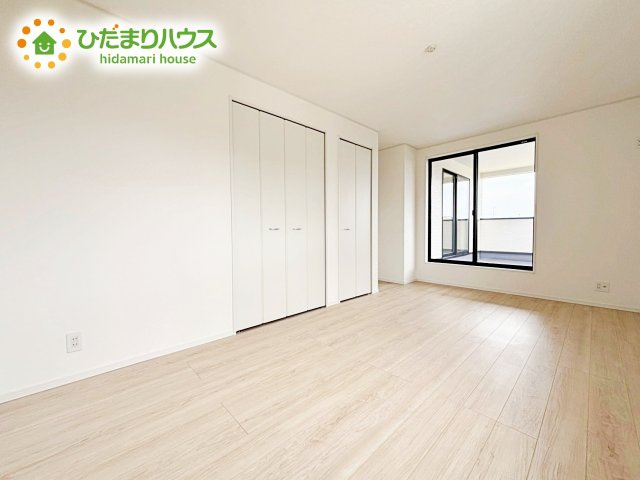バルコニーに面していて、たっぷり光りの入る明るい主寝室です！