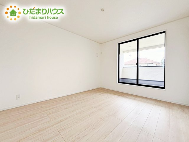 バルコニーに面しているので干したフワフワのお洗濯物はそのままお部屋にすっきり収納♪