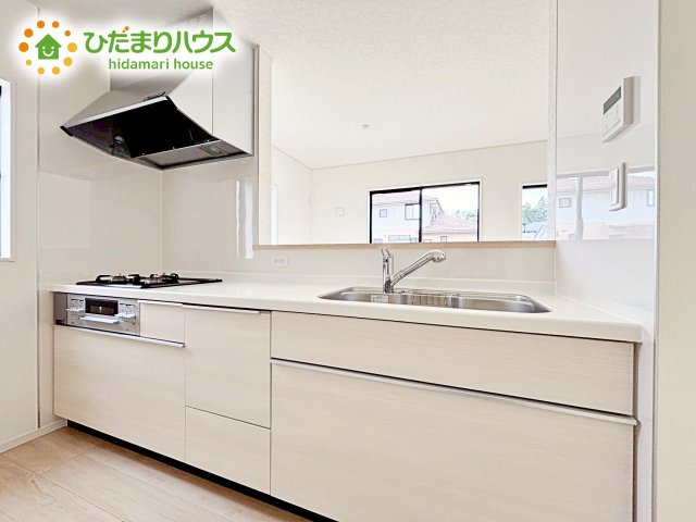 最新のシステムキッチンでお料理がはかどります。大容量収納も魅力です。