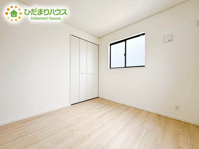 窓からそそがれる暖かみのある明るい空間。広々としたプライベート空間で自分の時間を楽しめます。フローリング仕様で普段のお掃除も楽々です。