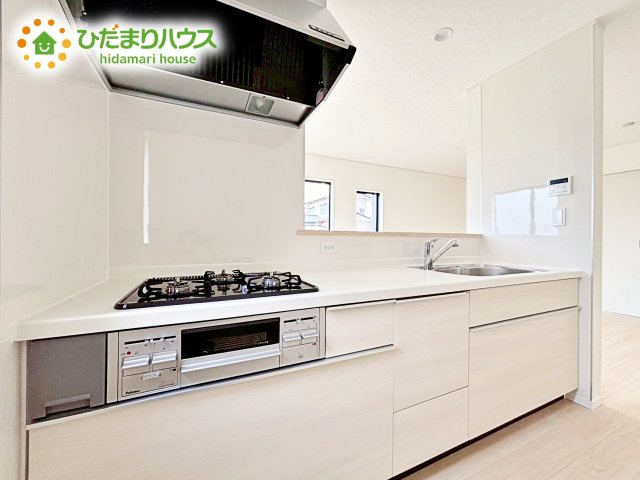 広々として使い勝手のよい明るく開放的なキッチン