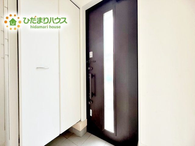 天井まであるシューズボックスは、家族全員の靴が入るため、散らかりがちな玄関もスッキリ片付きますね。