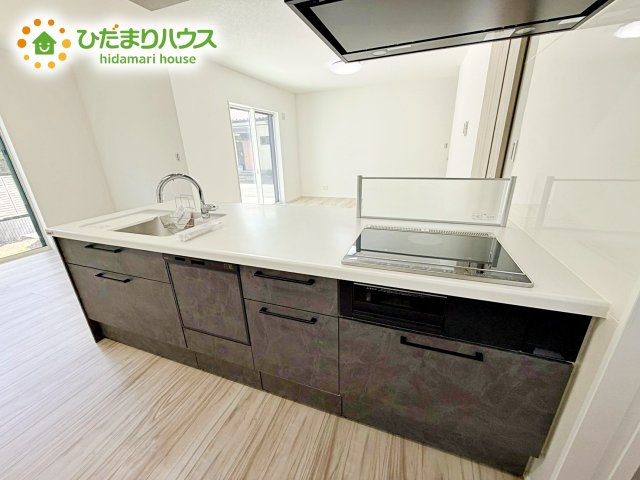 収納が多いのでキッチンの上は常にきれいに保てます！！　お料理がしたくなるそんな嬉しい・楽しいキッチンです♪