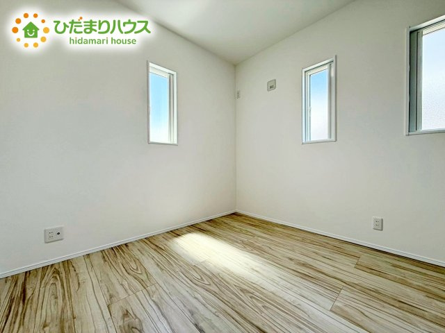 窓からそそがれる暖かみのある明るい空間。広々としたプライベート空間で自分の時間を楽しめます。フローリング仕様で普段のお掃除も楽々です。