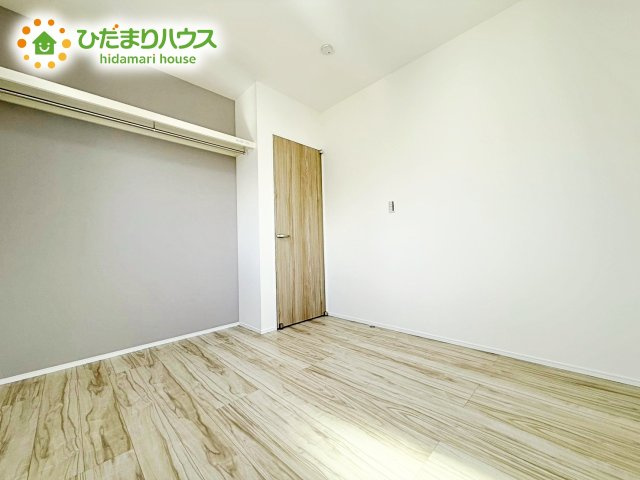 明るい日差しが降り注ぐお部屋に、居心地の良さを感じさせるコーディネート。家具やカーテンでお気に入りのお部屋に♪