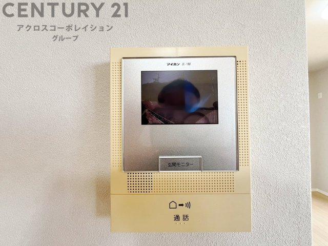 訪問者が来たときにテレビ画面で確認できるため、安心してドアを開けられます。録画機能があるものもあり、留守中に来訪者を記録しておくことができます。利便性が高く、セキュリティ面でも安心です。