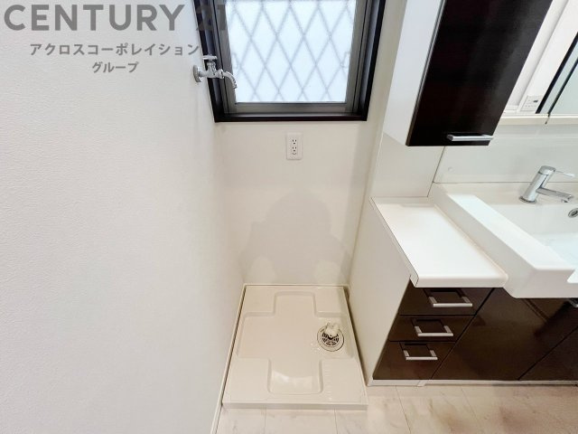 洗濯物の仕分け作業がしやすく、整理整頓が容易になります。洗濯音や湿気を他の部屋に持ち込まず、生活環境を快適に保ちます。上部を活用すれば収納スペースを確保でき洗剤や洗濯用品の整理もしやすくなります。