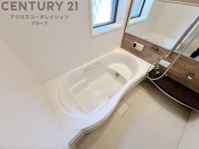 ユニットバスは省スペースでありながら、シンプルな設計と使いやすさを備え、簡便なメンテナンスが可能です。窓付きで換気にも便利です。またミラー・小物置き場もあり便利です。