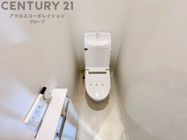 温水洗浄便座付トイレは温水洗浄機能により、暖かい水でおしりを洗浄することができ、冷たい水を使う従来の便座に比べ、温水洗浄機能で暖かいトイレを提供し、快適な使用を可能にします。