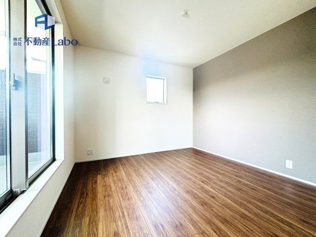 【主寝室(1号棟)】　7帖のお部屋にウォークインクローゼットを完備！2面採光により明るいお部屋となっております♪