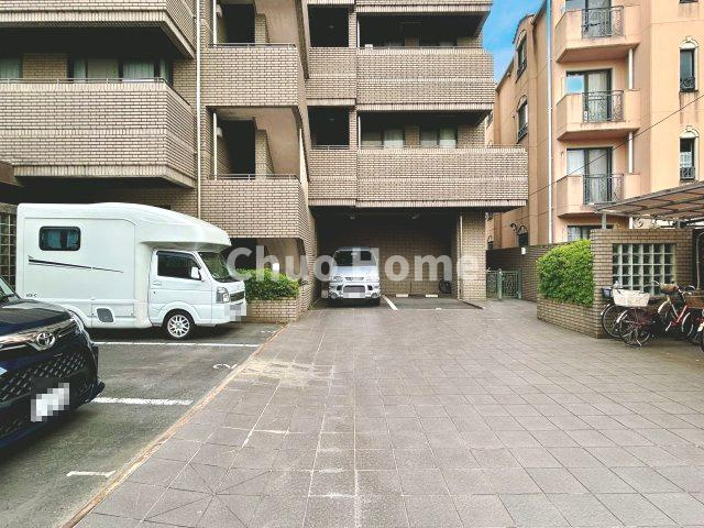 【敷地内駐車場】最新の空き状況や費用などの詳細は担当スタッフまでお問い合わせください。