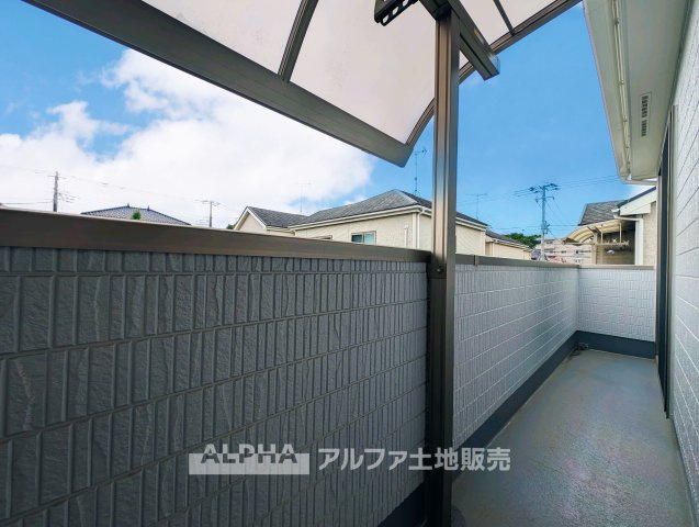【Balcony】◆バルコニー◆日当たりの良いバルコニーは、洗濯物がよく乾くだけでなく、外の空気を感じながらひと息つける場所。暮らしに心地よい余白をもたらします。