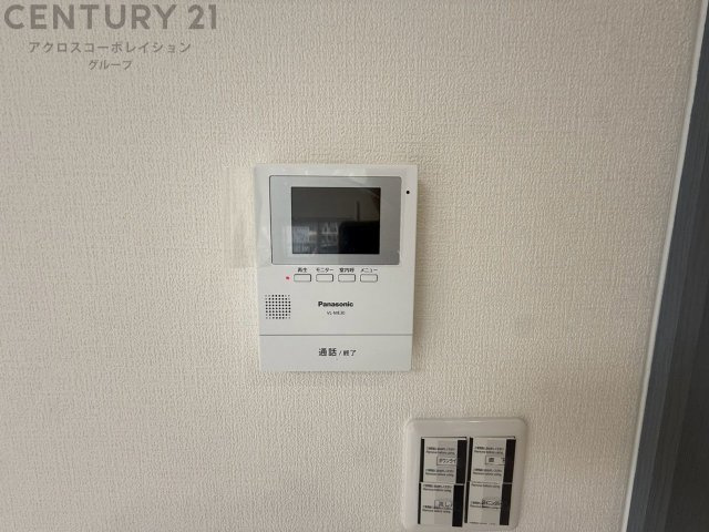 訪問者が来たときにテレビ画面で確認できるため、安心してドアを開けられます。録画機能があるものもあり、留守中に来訪者を記録しておくことができます。利便性が高く、セキュリティ面でも安心です。