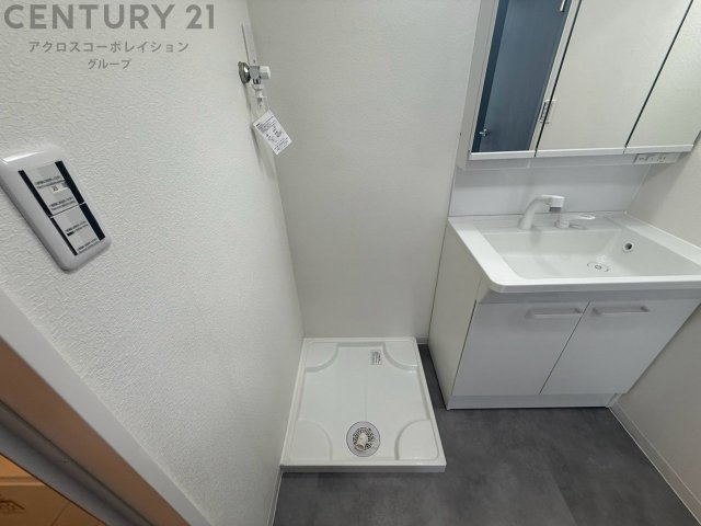 洗濯物の仕分け作業がしやすく、整理整頓が容易になります。洗濯音や湿気を他の部屋に持ち込まず、生活環境を快適に保ちます。上部を活用すれば収納スペースを確保でき洗剤や洗濯用品の整理もしやすくなります。