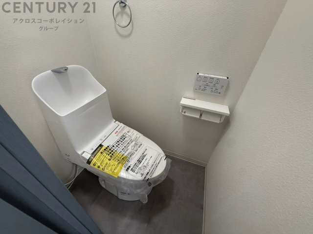 温水洗浄便座付トイレは温水洗浄機能により、暖かい水でおしりを洗浄することができ、冷たい水を使う従来の便座に比べ、温水洗浄機能で暖かいトイレを提供し、快適な使用を可能にします。