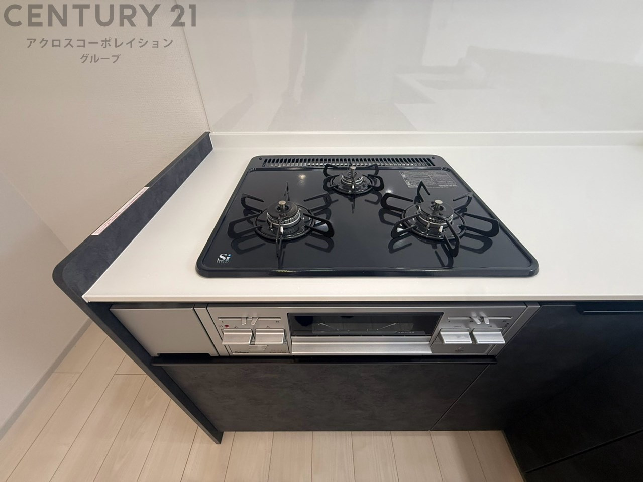 多数の調理器具を同時に使用でき、料理の効率化が可能。省エネで節約になり、様々な料理スタイルに適応できます。また、火力調整が独立しており、手入れや掃除もしやすく、今よりもっとお料理が楽しくなるかも。