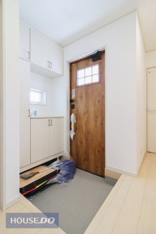 ゆったりと明るい玄関がご家族や来客をお出迎え。