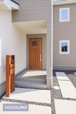 ゆったりとした玄関。奥行きのあるポーチで雨の日も安心です。