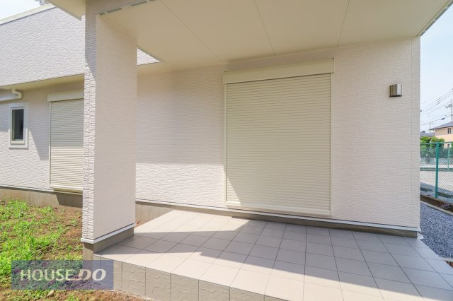 1階リビングには雨風の強い日にも役立つ防犯シャッターがついています。
