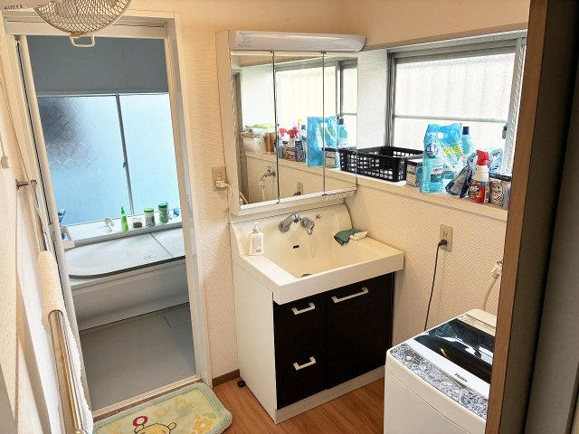 水回り交換歴あり！三面鏡付きの洗面台！