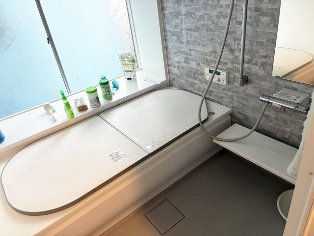 おしゃれな壁面の浴室！足を伸ばせて入れる1坪タイプ！