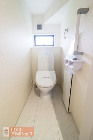 【トイレ】現地完成写真。温水洗浄暖房便座付き。小窓がついており採光と換気ができるようになっています。2階にもトイレがございます。
