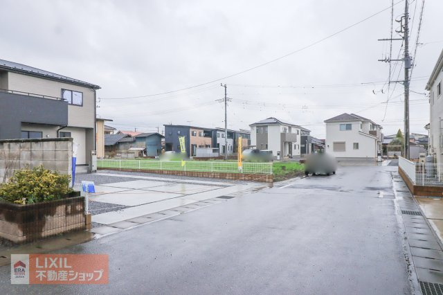 【前面道路】現地完成写真。前面道路は6.0mで道の広さも十分確保されており駐車も楽々です。