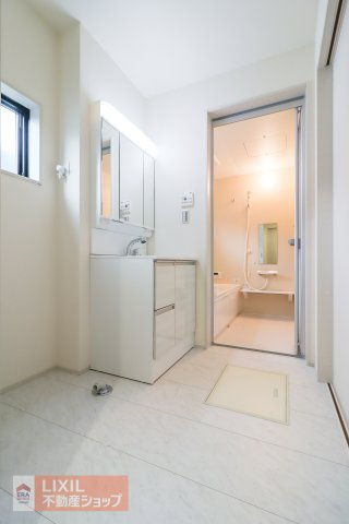 【脱衣所】現地完成写真。洗面脱衣所はゆったりとしたスペースで使いやすく、光取り、換気用の小窓が付いています。