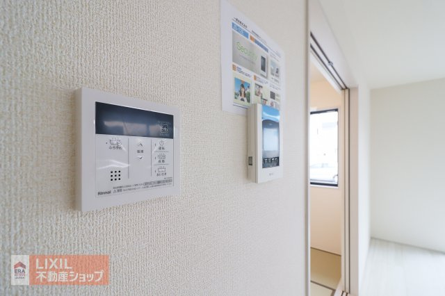 【温水設備】現地完成写真。シンプルなデザインにすることで操作もわかりやすい給湯スイッチ付きで温度調整もラクラクです。