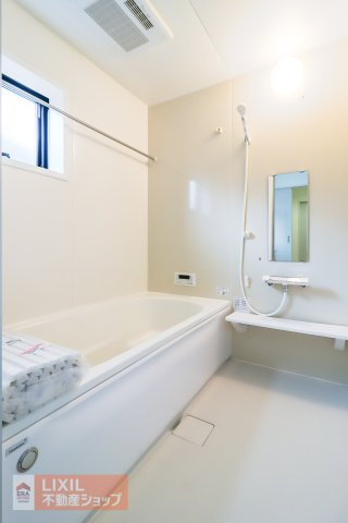 【浴室】現地完成写真。一坪風呂でお子様と一緒でもゆったりと寛げます。浴室暖房乾燥機もついており雨の日のお洗濯物を干すことができます。