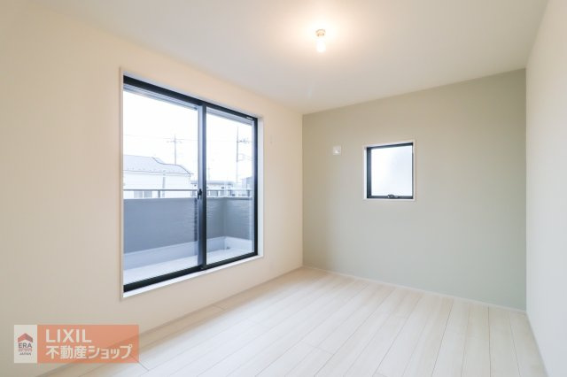 【洋室】2階の洋室は南向きで日当たり、風通しもよく心地よい自分だけの空間に。バルコニーへ直接行けます。
