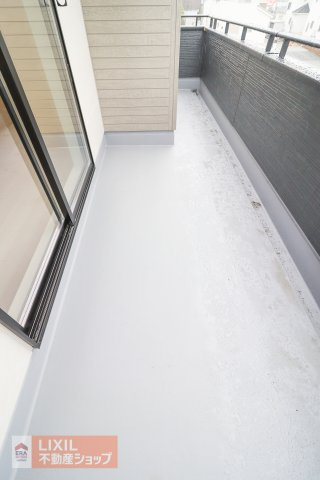 【バルコニー】南向きの広々バルコニーは日当たり、風通しが良く、お布団や洗濯物がたくさん干せます。