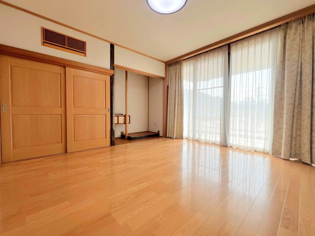 天井まで伸びた窓は解放感があり、心地よい洋室です！