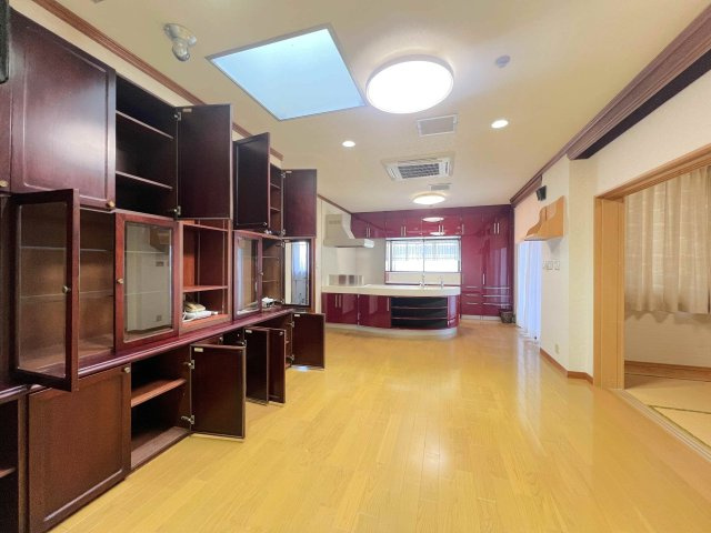 収納棚豊富で重厚感ある内装です♪