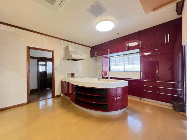 丸みを帯びたキッチンで先進的なデザイン♪