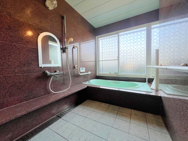 大開口の窓があり、解放感のあるバスルームです！