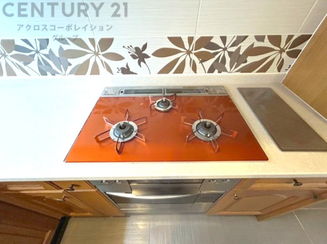 多数の調理器具を同時に使用でき、料理の効率化が可能。省エネで節約になり、様々な料理スタイルに適応できます。また、火力調整が独立しており、手入れや掃除もしやすく、今よりもっとお料理が楽しくなるかも。