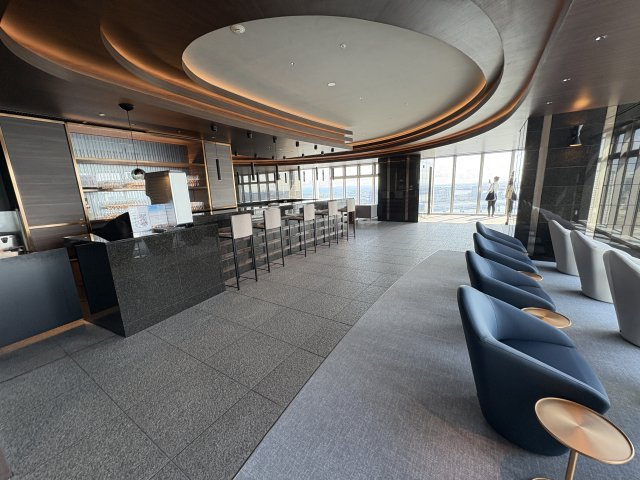 【SKY　ROUNGE】48F/アーバンビューとオーシャンビューを一度に愉しむことのできる贅沢な共用部。