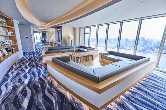 【SKY　ROUNGE】48F/アーバンビューとオーシャンビューを一度に愉しむことのできる贅沢な共用部。