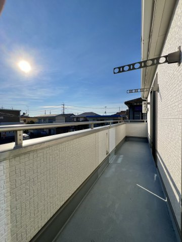 ゆったりとしたベランダには壁付けの物干しが設置済です。　物干し台別途不要なので見た目もスッキリなおかつ　強風にも強く安定感があります。　