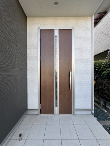 玄関ポーチの屋根が、雨風の進入を防いでくれると共に　紫外線などによる玄関周りの劣化を軽減してくれます。　