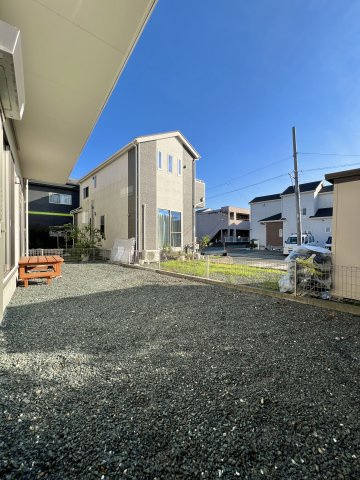 南面には陽当たりの良い庭があります。家庭菜園、花や植物を植えて季節の移り変わりを楽しんでみてはいかがでしょうか。　