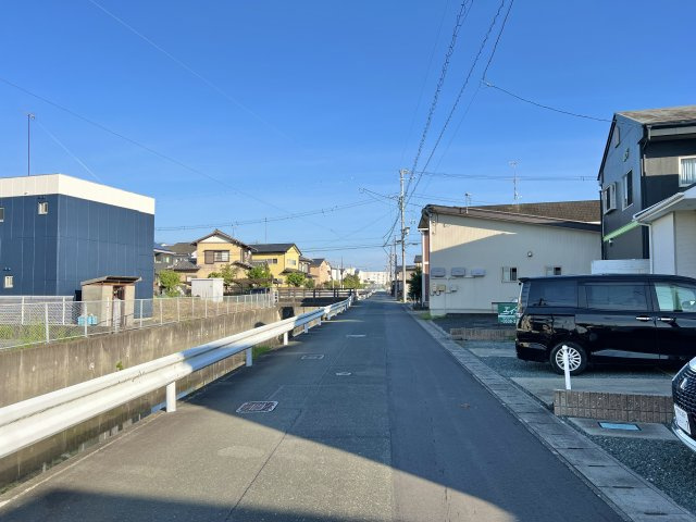前面道路は往来も少なく　ゆっくり余裕を持って駐車する事が出来ます。　