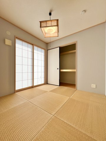 リビング横には4.5畳の和室がございます。突然の来客やお子様のお昼寝スペースとしてもお使いいただけます。　