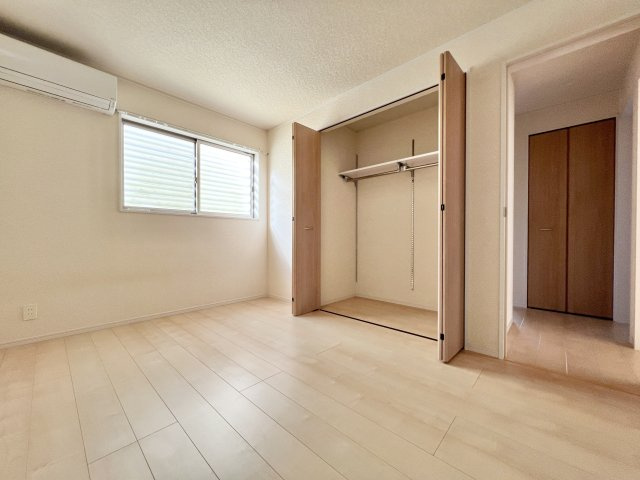 6帖の洋室です。クローゼットが備わっていて荷物を収納でき、　いつでもお部屋がスッキリ片付きます。　