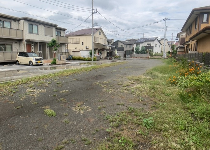 現地に行くなら、物件の周囲の地形がどうなっているかを見ることも大切です。周辺より低くなっている土地では、大雨などで水が集まりやすいため、地盤が弱くなっているということも考えられるため、注意が必要です。