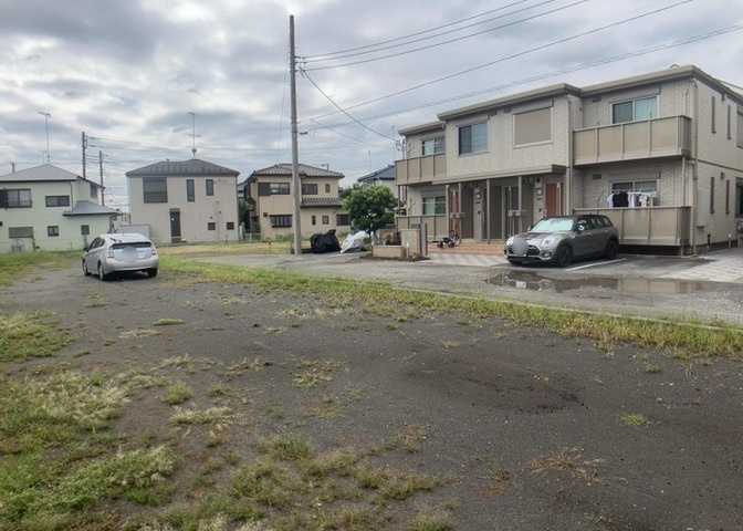 土地購入を検討されている場合、境界杭がない状態で購入してしまうと境界確定測量をする必要があり、費用がかかります。購入の前に、売主、隣土地所有者立ち合いのもと境界を確定し境界杭を設置するのがベストです。