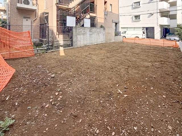 販売物件現地　撮影2026年8月上旬　※CGで一部雑草を撤去しています